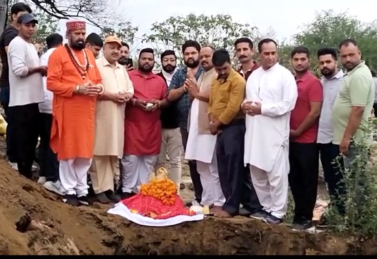 हिंदू संगठनों ने हिंदू रीति रिवाज अनुसार किया गऊ अंगों का अंतिम संस्कार,अब अगर गौ हत्या और गऊ अंग कटे मिले तो किया जाएगा मुख्यमंत्री के घर का घेराव:- समूह हिंदू संगठन