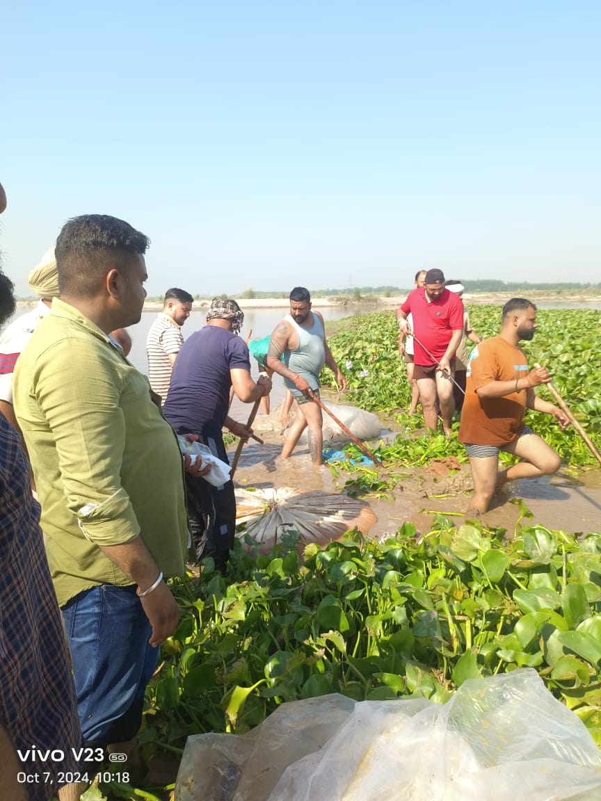 आबकारी विभाग ने सतलुज दरिया के किनारे के गांवों में सर्च अभियान चलाया लगभग 9600 लीटर लाहन बरामद कर मौके पर ही नष्ट की