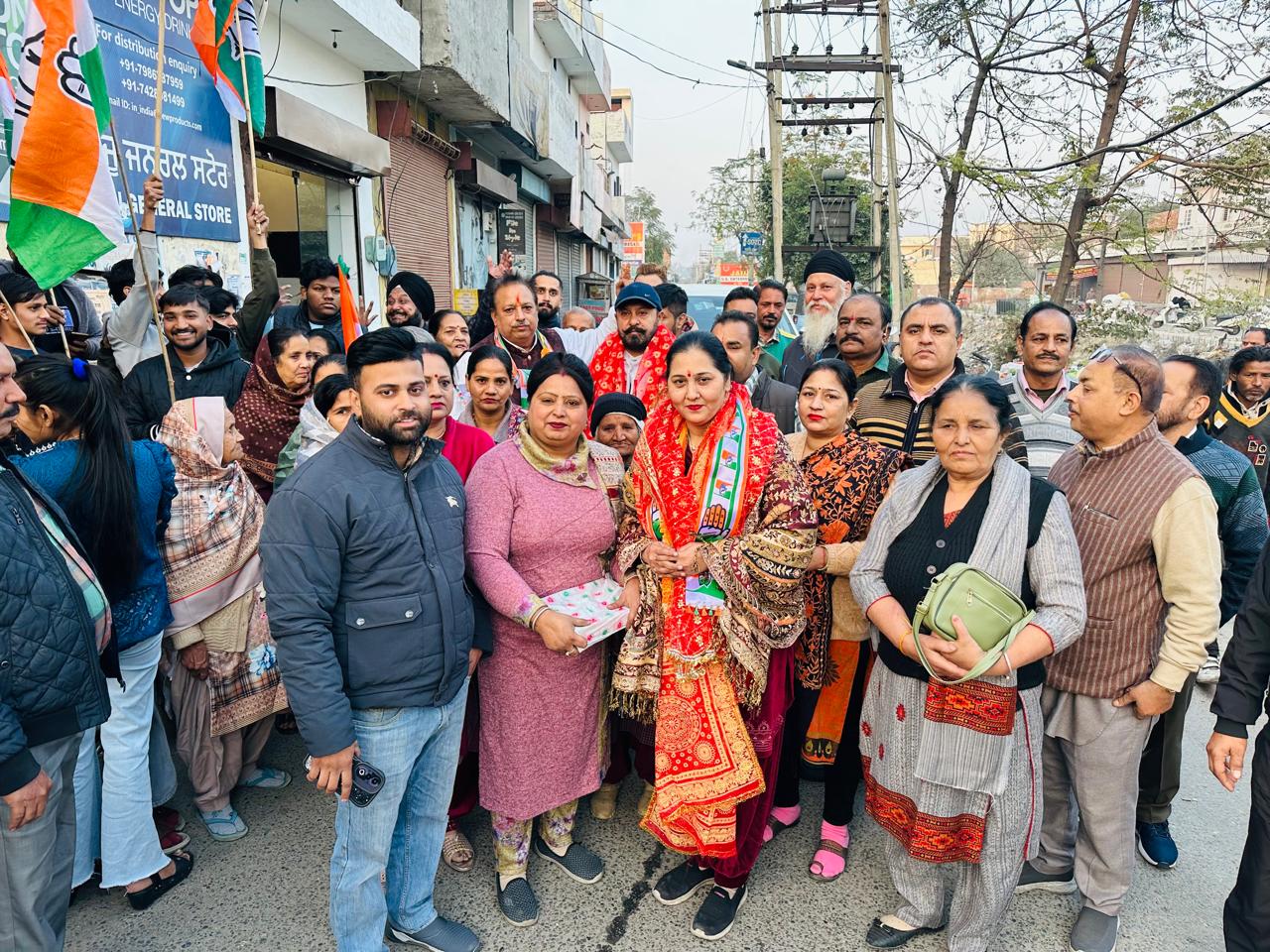 वार्ड नंबर 61 से कांग्रेस उम्मीदवार मधुबाला को मिला भारी समर्थन,इलाका निवासियों ने भारी बहुमत से जीतने का किया वादा