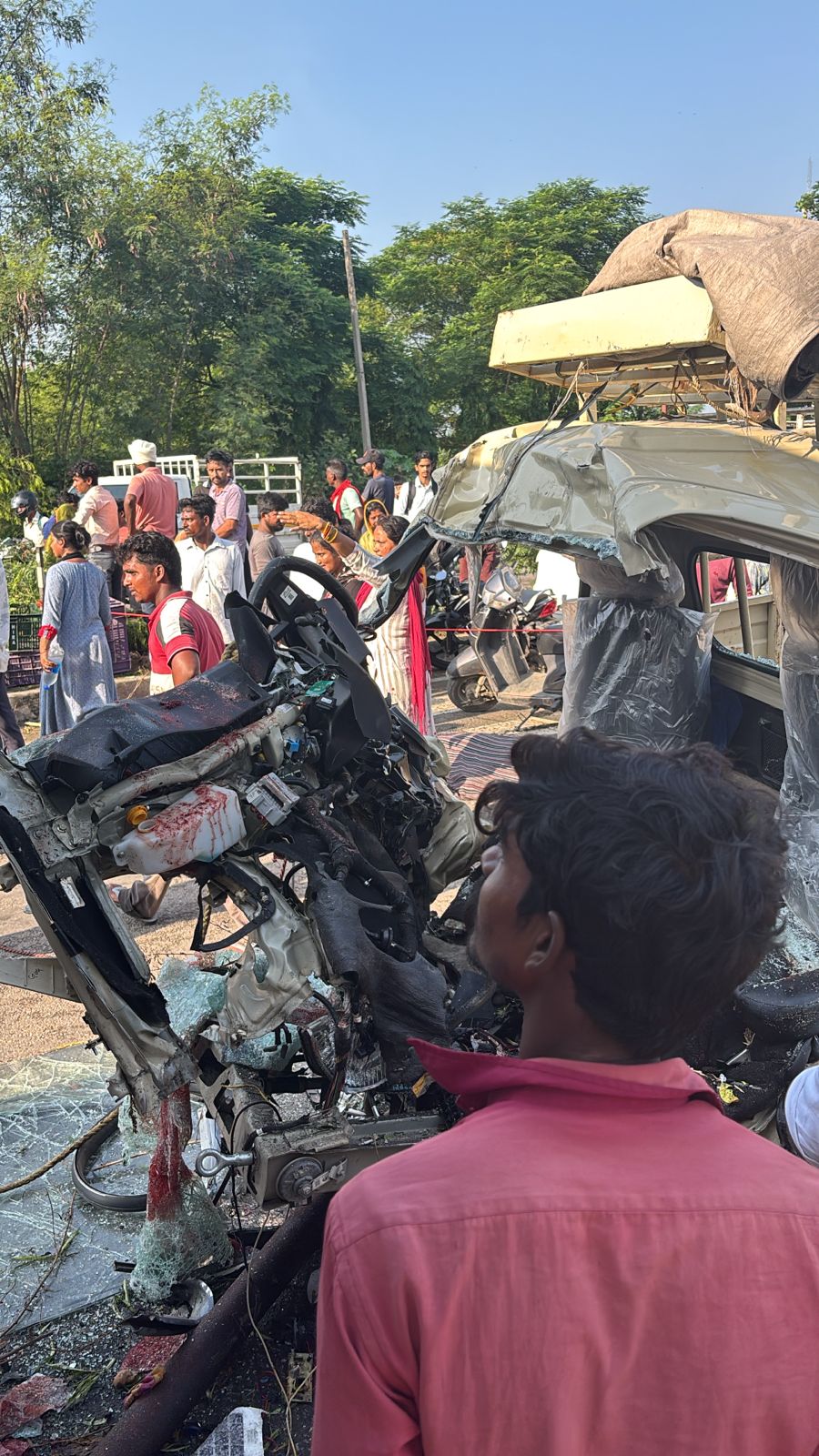 बस और छोटा हाथी में जबरदस्त टक्कर तीन लोगों की मौत, मृतक के परिजनों ने लगाया धरना