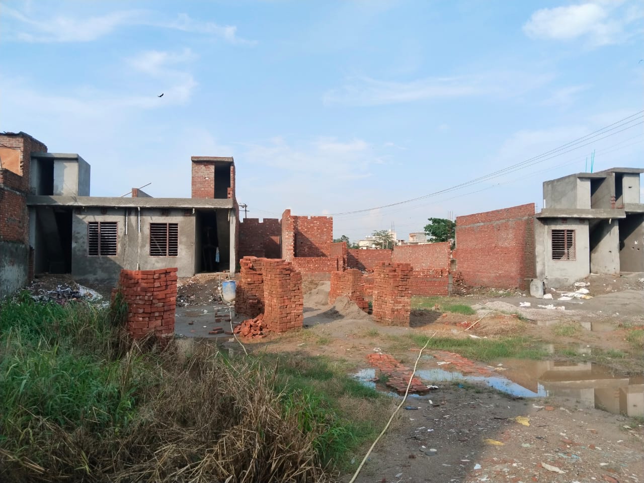 गांव नागरा में प्रॉपर्टी डीलर द्वारा नगर निगम को लगाया मोटा रगड़ा,प्लांट का गेट बंद कर आधा दर्शन के करीब बन रही है कोठीया निगम को शिकायत