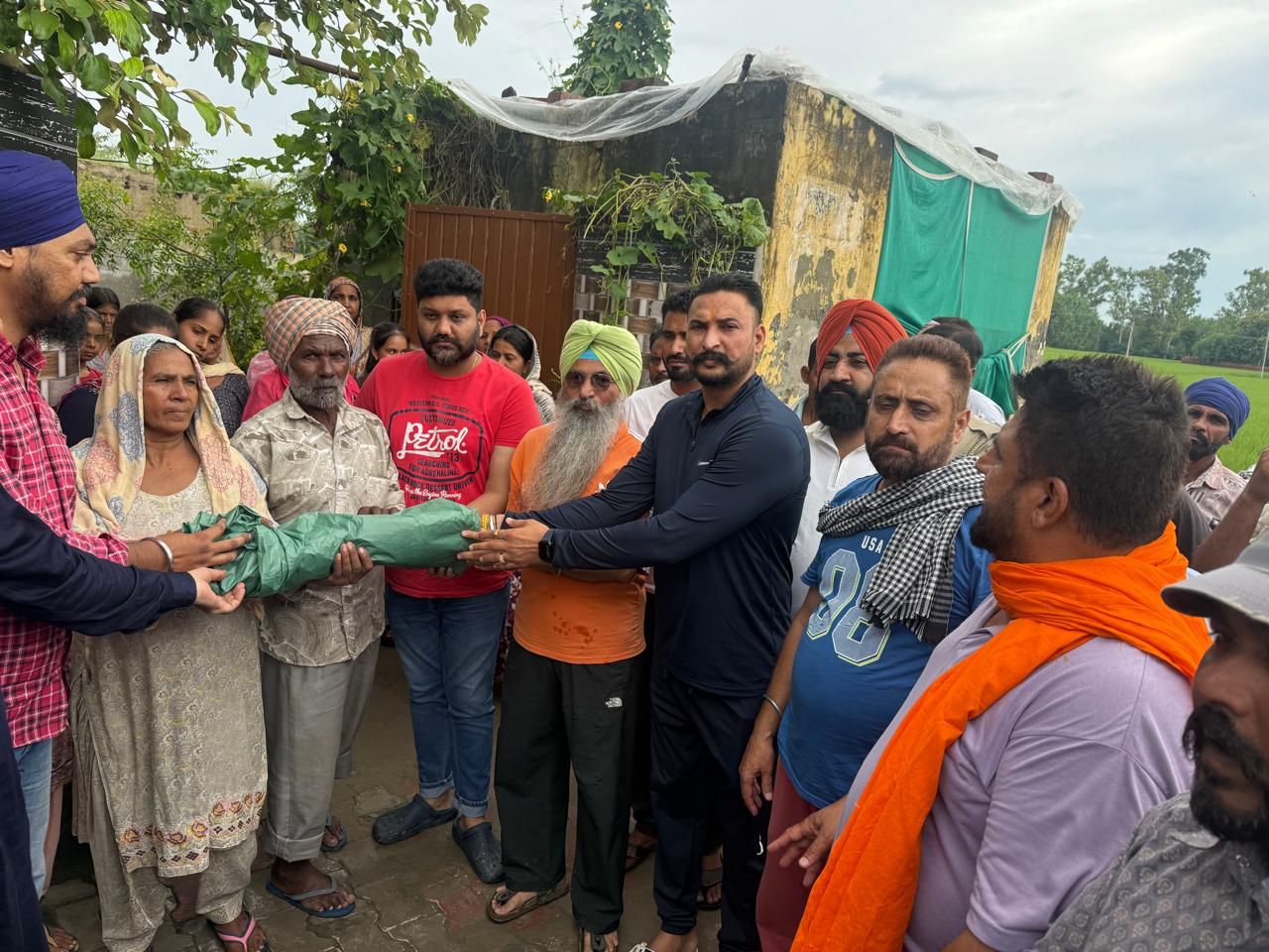 जालंधर के डिप्टी मेयर मलक़ीत सिंह सुबाना ने बाढ़ पीड़ितों की मदद के लिए बढ़ाया हाथ