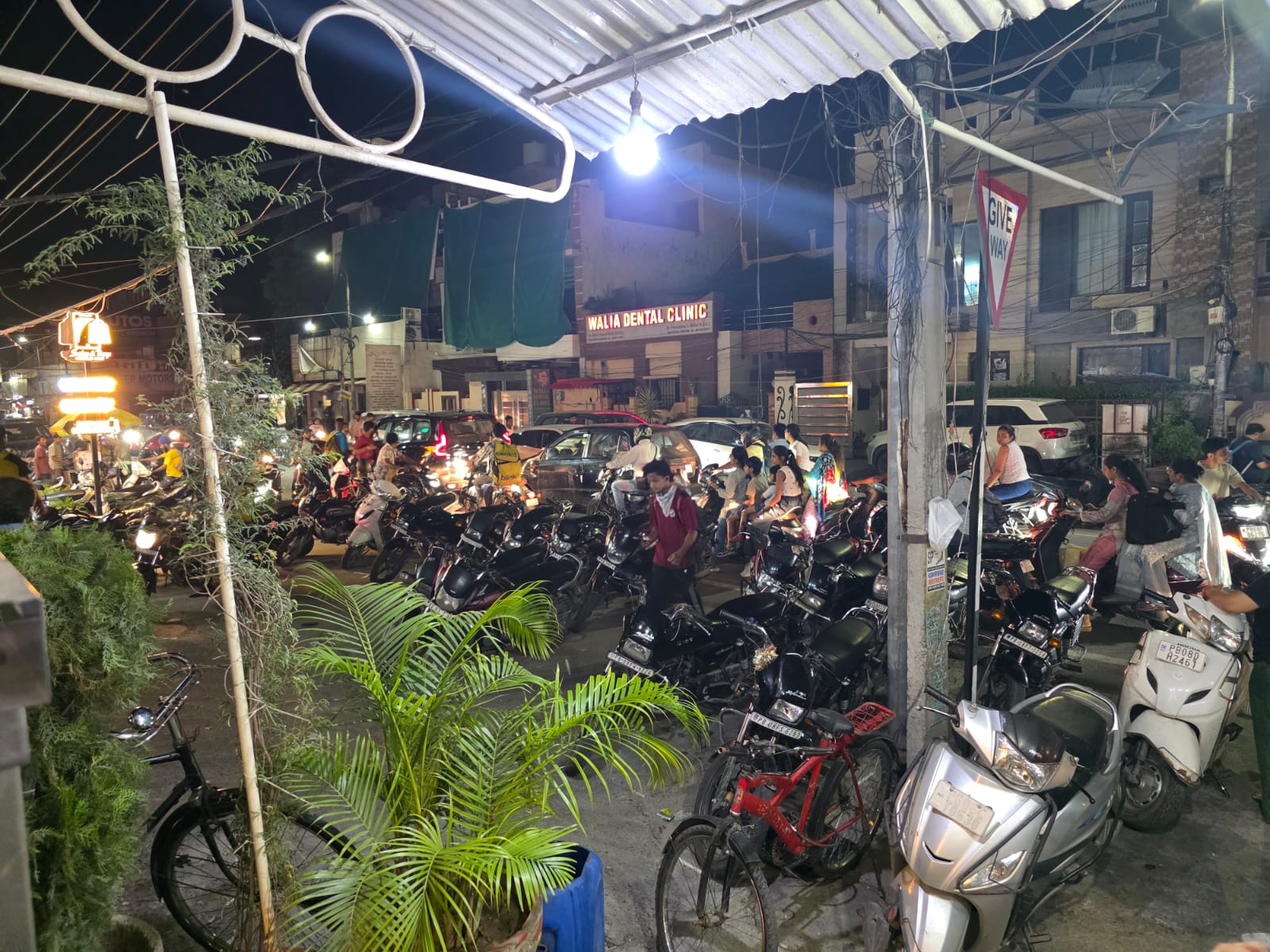 ब्लिंककित डिलीवरी ऑफिस बना लोगों के परेशानी का कारण, गुजराल नगर ट्रैफिक व्यवस्था का बुरा हाल