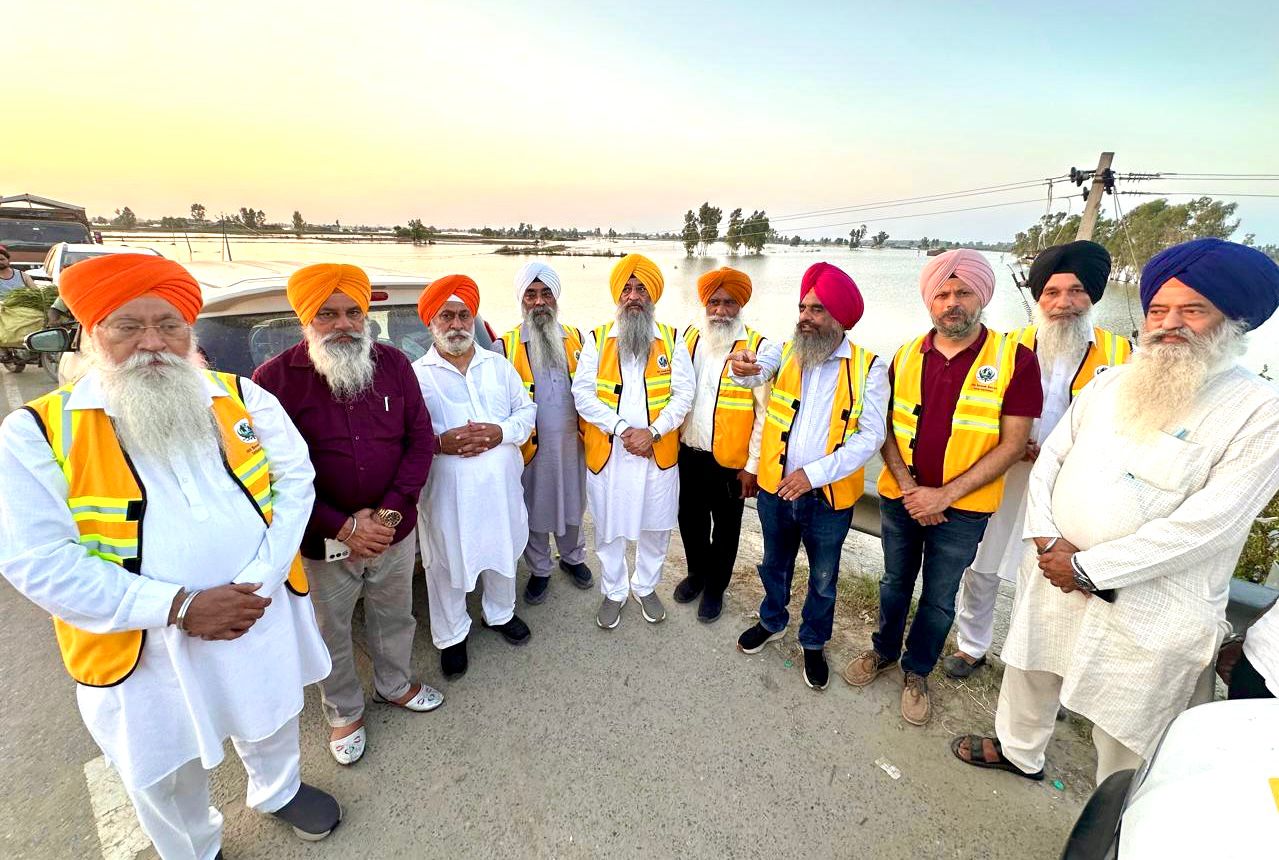 ਸਿੱਖ ਸੇਵਕ ਸੁਸਾਇਟੀ ਵਲੋਂ  ਹੜਾਂ ਕਾਰਣ ਟਾਪੂ ਬਣੇ ਪਿੰਡ ਮੁੰਡੀ ਕਾਲੂ ਨੂੰ ਰਾਹਿਤ ਲਈ ਕਿਸ਼ਤੀ ਭੇਟ ਕੀਤੀ -ਖਾਲਸਾ