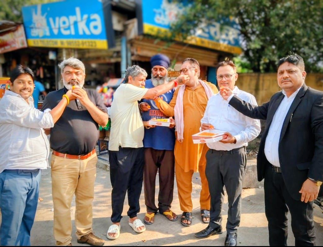 देश के प्रधानमंत्री नरेंद्र मोदी का जन्मदिन जिला बीजेपी लोकल बॉडी सेल लड्डू बांटकर मनाया
