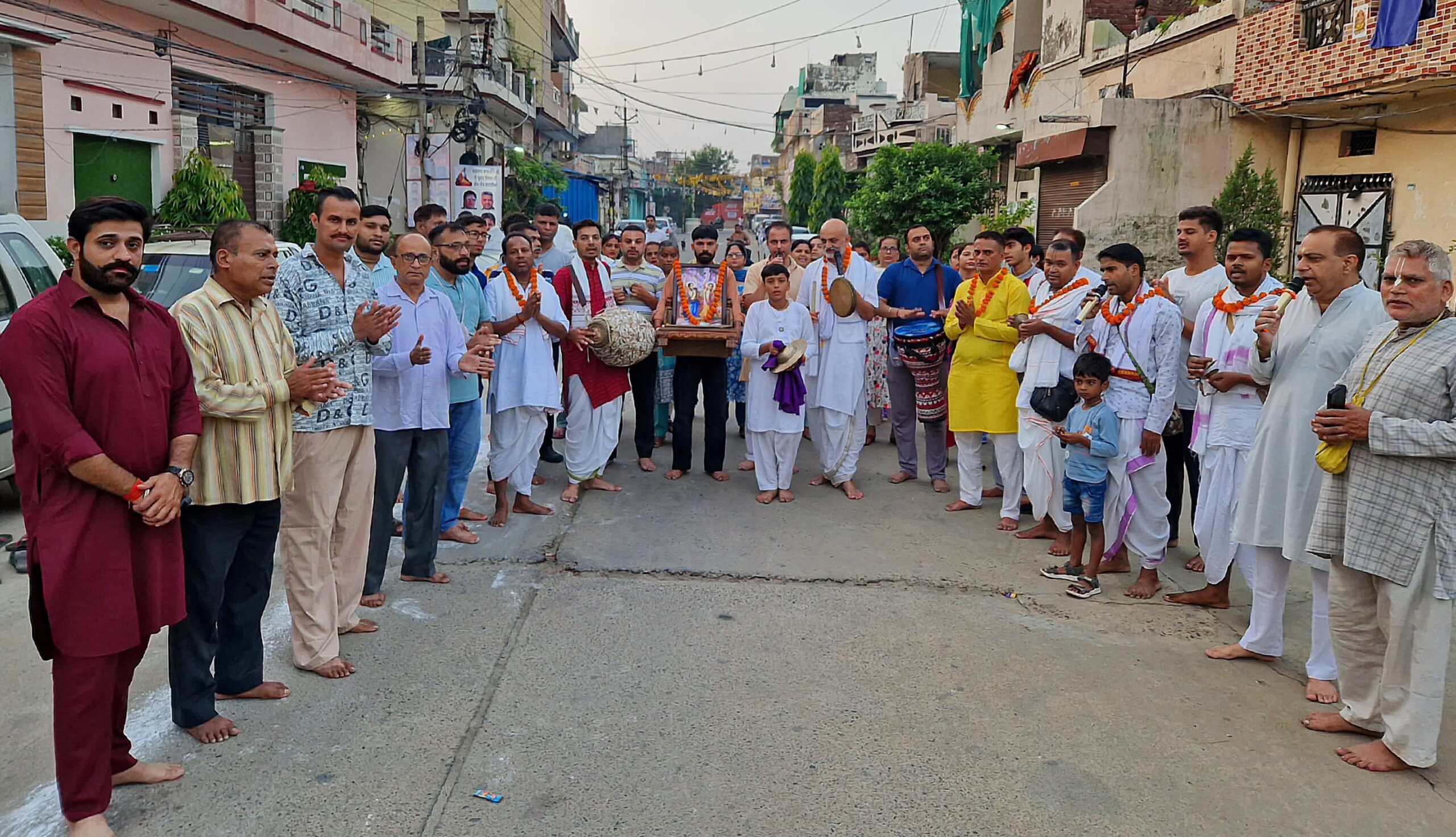 जय राधा माधव जय कुंज बिहारी के संकीर्तन से भक्तिमय हुआ ग्रेटर कैलाश