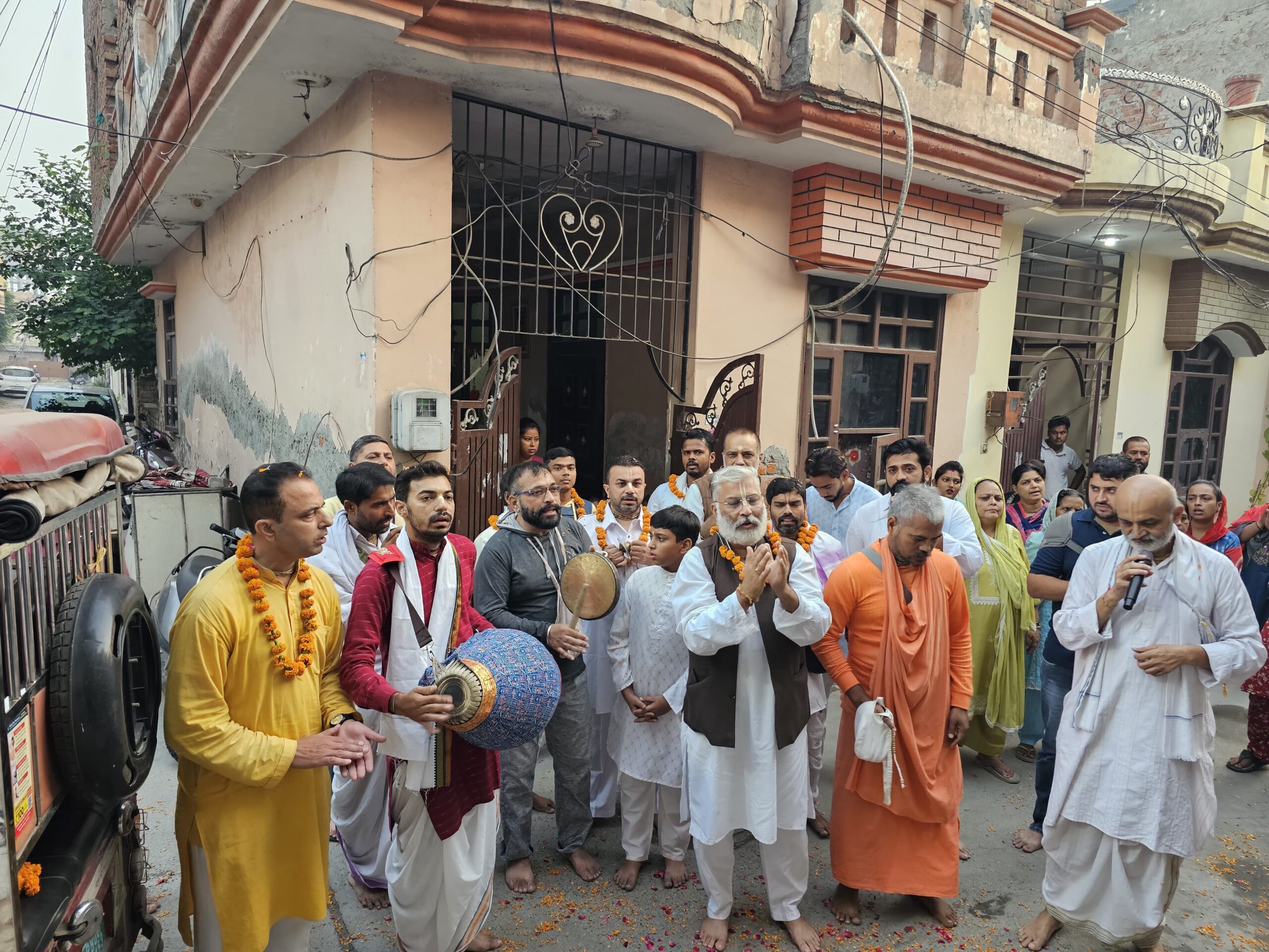 राधे राधे माधव, माधव राधे,राधे राधे माधव, माधव राधे, संकीर्तन से झूमे उजाला नगर निवासी, बस्ती शेख राधे राधे गोविंद राधे के नाम संकीर्तन से निकाली गई कार्तिक मास की शुभ मंगलमय प्रभातफेरी