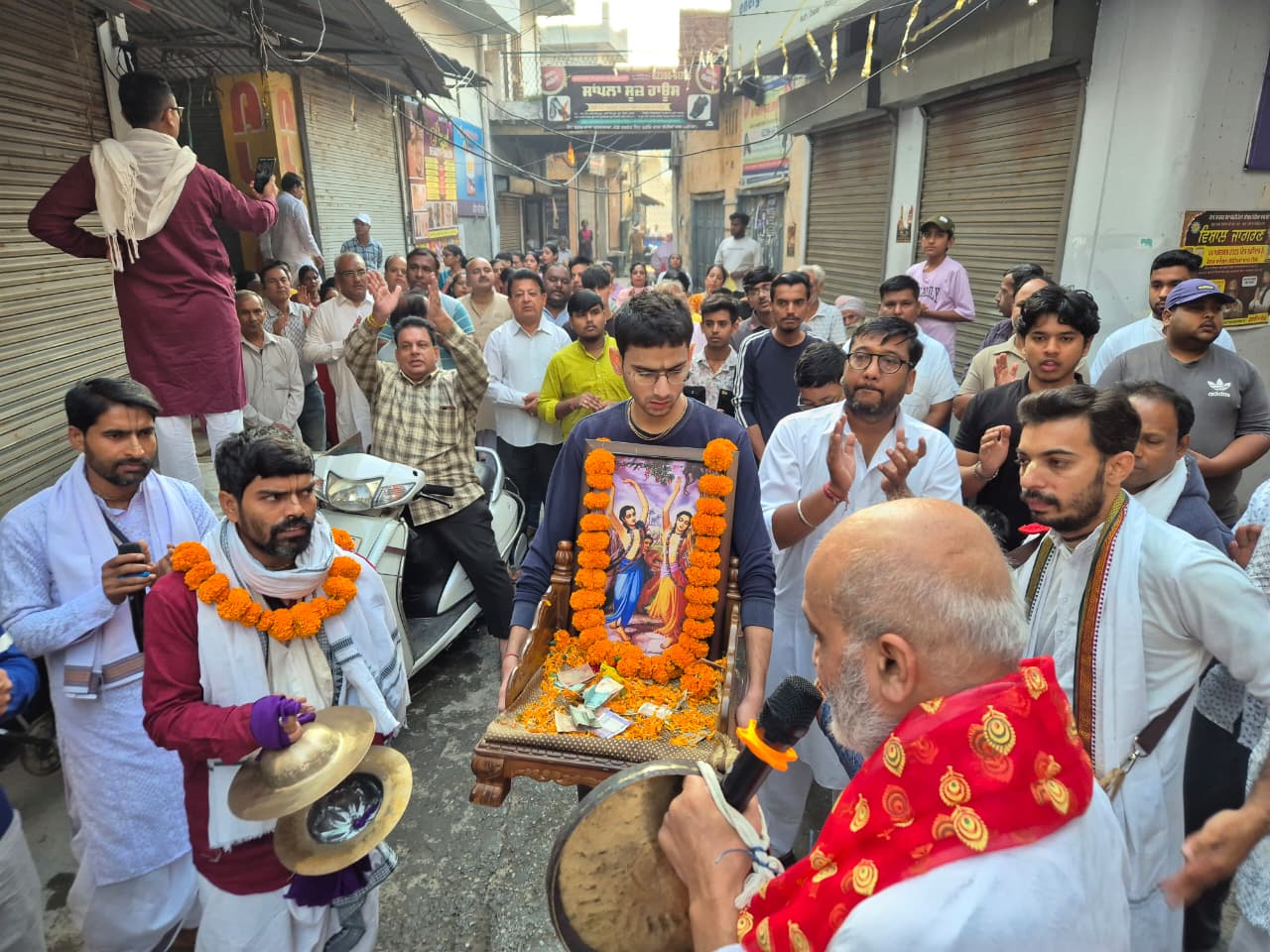गांव लोहिया खास में प्रभातफेरी ने लिया नगर संकीर्तन का रूप,श्री गौर हरि संकीर्तन मंडल हर जगह करेगा सनातन धर्म का प्रचार -सनी दुआ