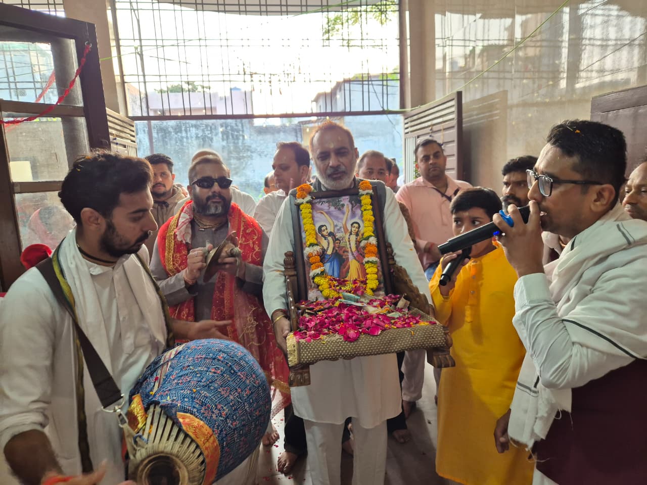 मन राधा दामोदर बोल मन राधा दामोदर बोल संकीर्तन से भक्तिमय हुआ कलिया कालोनी,  लूट लूट लो नसीबा वालियों लूट पे गई हरिनाम दी संकीर्तन से निकाली गई कार्तिक मास की शुभ मंगलमय प्रभातफेरी