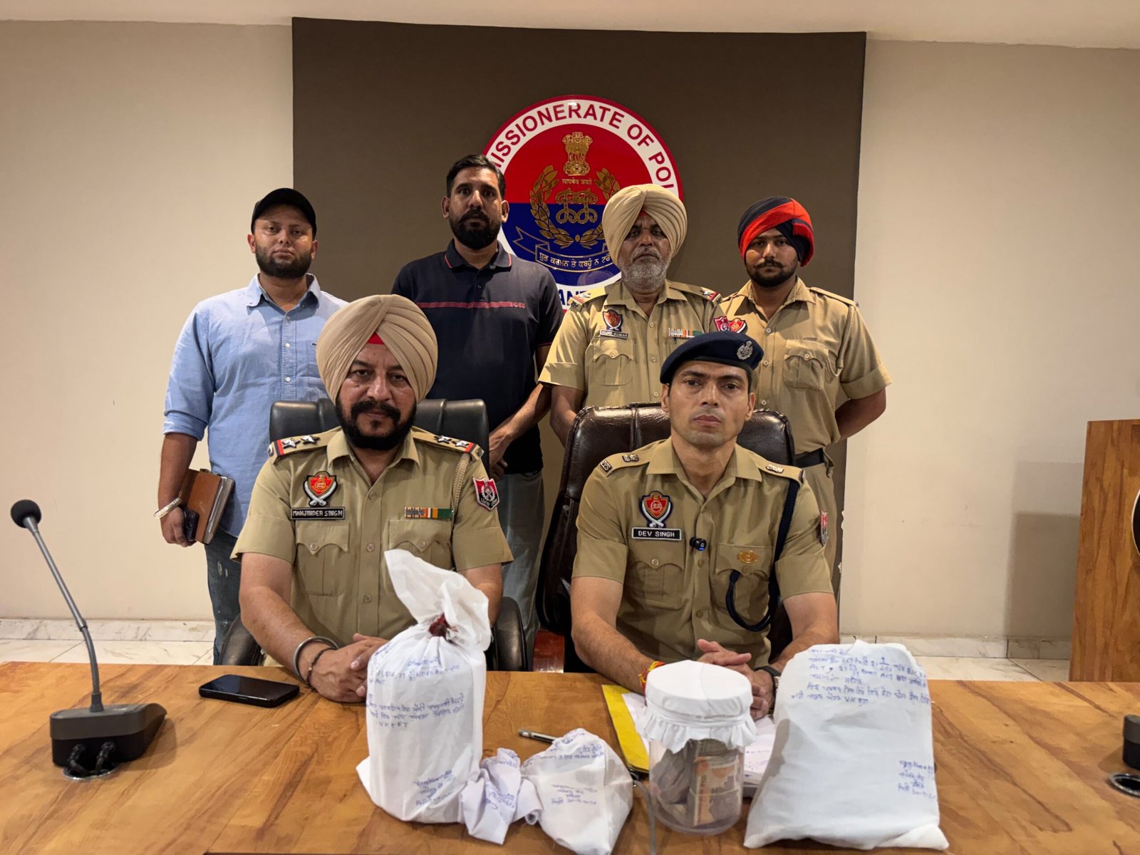 जालंधर में 2 किलो हेरोइन समेत दो तस्कर गिरफ्तार 7.80 लाख रुपये ड्रग मनी, पिस्तौल व 5 जिंदा कारतूस बरामद; दो कारें भी कब्जे में