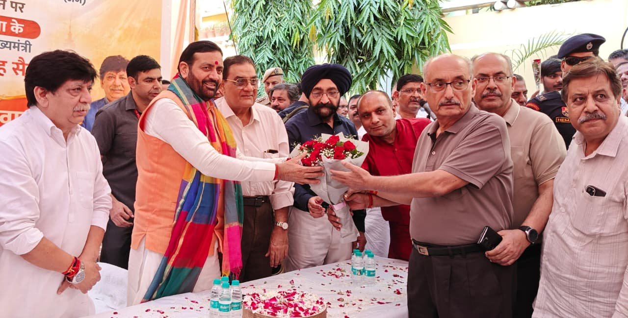 नायब सिंह सैनी ने जालंधर में उद्योगपतियों से की मुलाकात, बोले— पंजाब में भी डबल इंजन सरकार को दें मौका पविंदर बहल के निवास पर मुख्यमंत्री का स्वागत, औद्योगिक विकास और कारोबार को लेकर हुई चर्चा